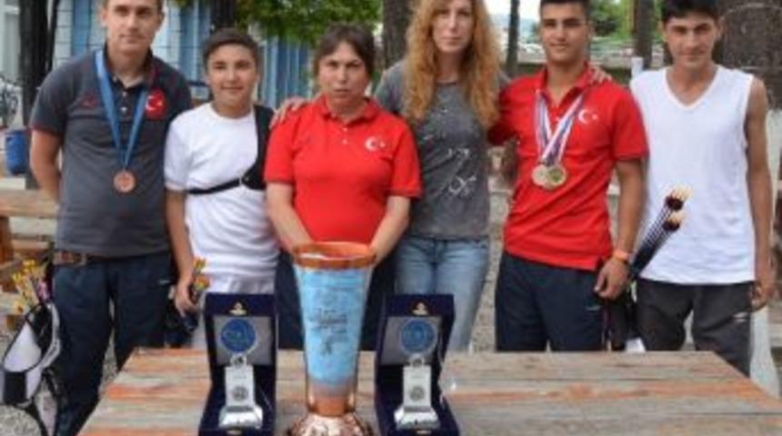 Gen&ccedil; Ok&ccedil;ular Madalyalar İle D&ouml;nd&uuml;