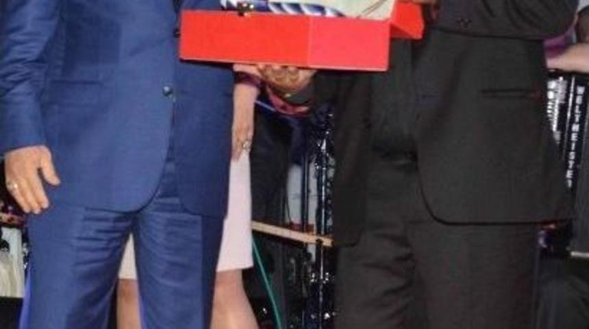 Başkan Kocamaz Deniz Oral'ın 33. Sanat Yılı Onur Gecesine Katıldı