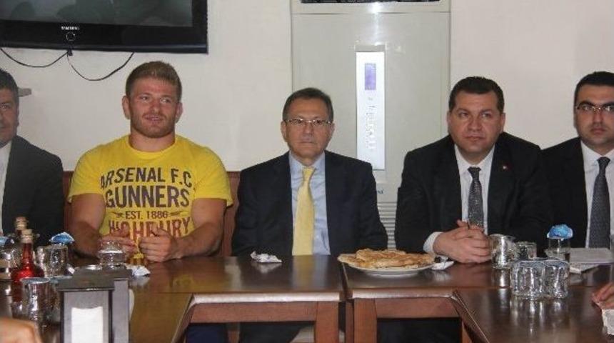 Başkan Uğur, G&uuml;reş&ccedil;ilerle Bir Araya Geldi