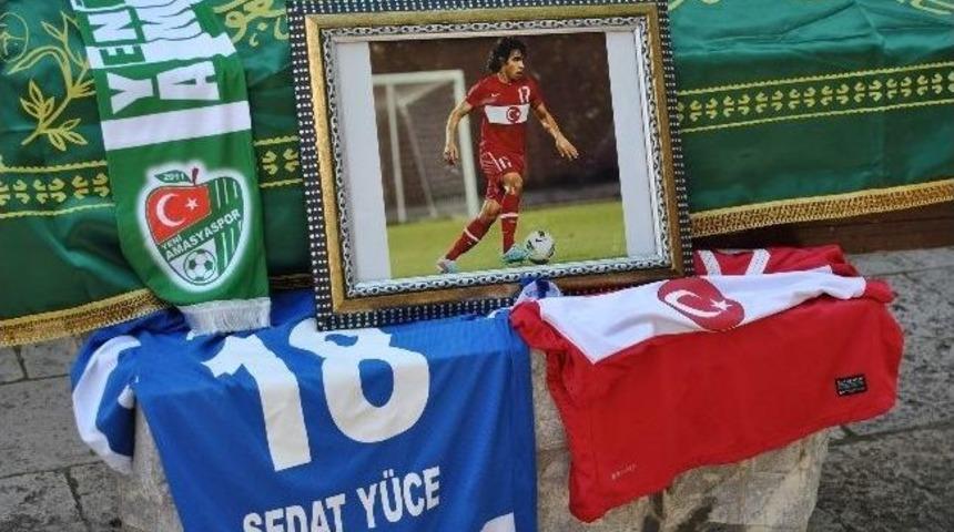 Milli Futbolcu Sedat Y&uuml;ce Son Yolculuğuna Uğurlandı