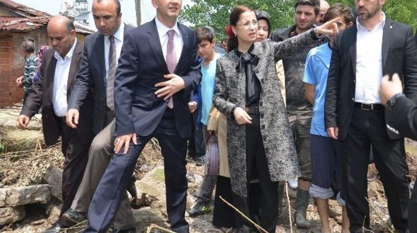 Bakan İslam Sel Mağdurlarıyla G&ouml;r&uuml;şt&uuml;