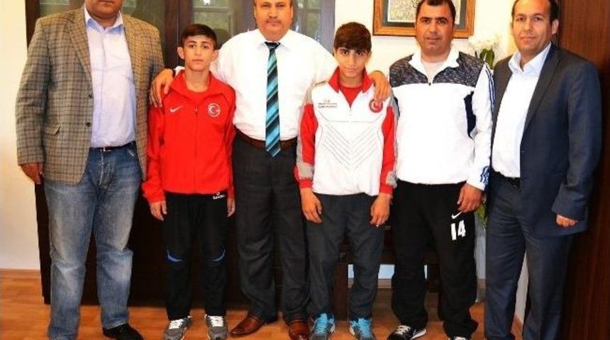 Şampiyon G&uuml;reş&ccedil;ilere Başkan &Ccedil;er&ccedil;i&rsquo;den Altın