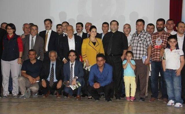 Yılın Başarılı Gazetecileri &Ouml;d&uuml;llerini Aldı 1