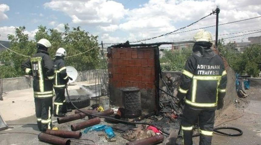 Evde &Ccedil;ıkan Yangında Facianın Eşiğinden D&ouml;n&uuml;ld&uuml;