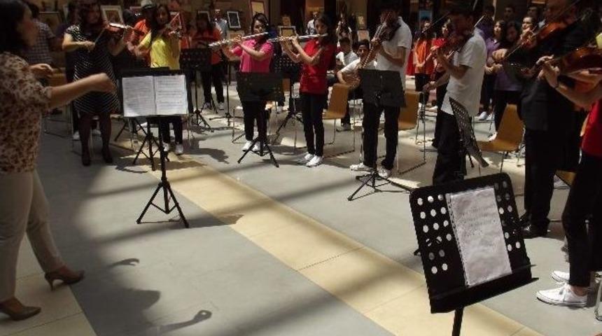 &Ouml;ğrencilerin Konseri İlgi G&ouml;rd&uuml;