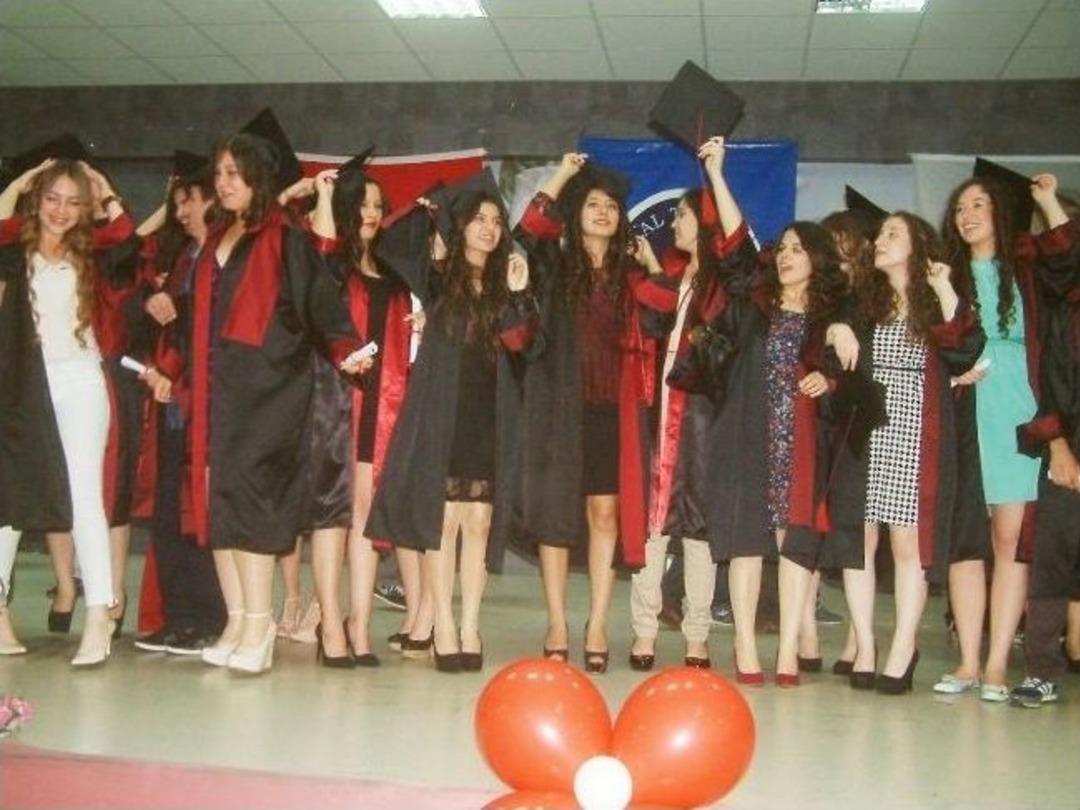 Burhaniye Celal Toraman&rsquo;da Mezuniyet Coşkusu