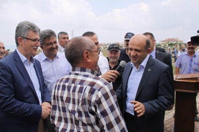 Bakan Fikri Işık’a Yarış Atı Hediye Edildi