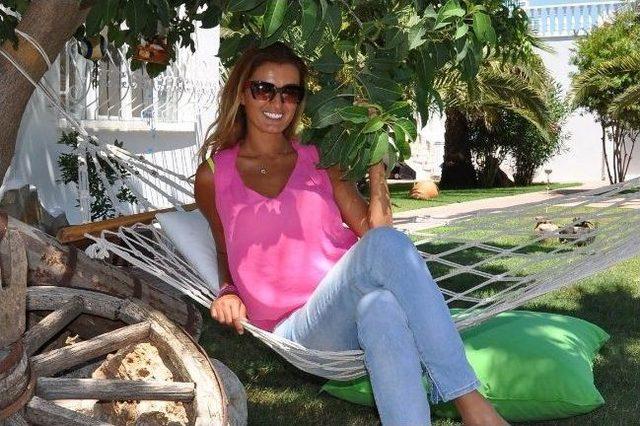 Tuğba &Ouml;zay&rsquo;lı Portakal Tanıtımı 1