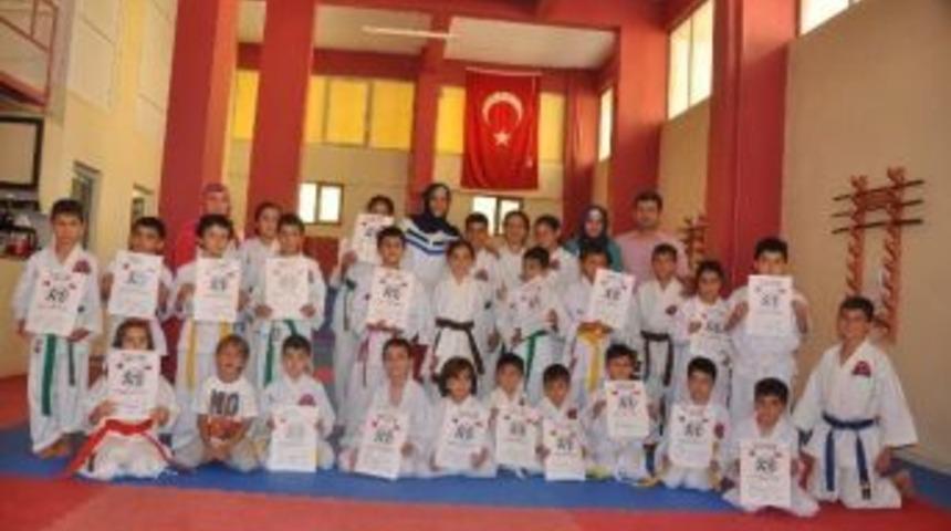 Minik Karateciler Kuşak Sınavından Başarıyla Ge&ccedil;ti