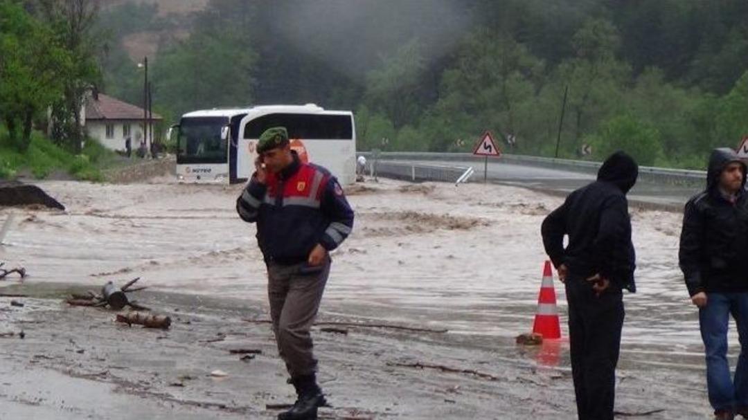 Sele Kapılan Otob&uuml;s Mahsur Kaldı