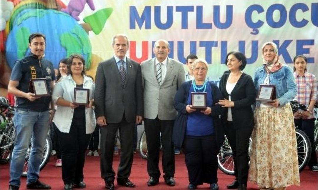 Başarılı &Ouml;ğrencilere &Ouml;d&uuml;l B&uuml;y&uuml;kşehir'den