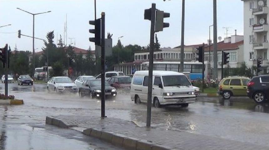 Sağanak Yağış Uşak&rsquo;ta Etkili Oldu