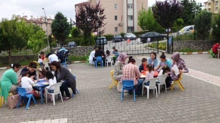 Anne Babalar &Ccedil;ocuklarıyla Kum Boya Etkinliği Yaptı