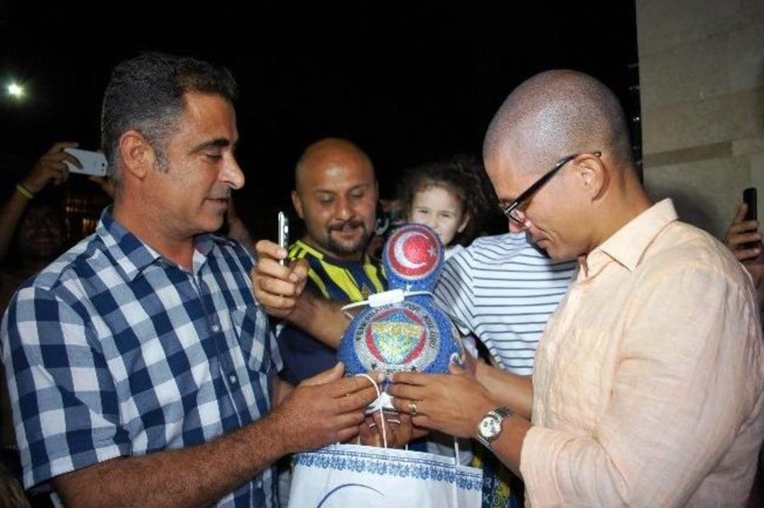 Fenerbah&ccedil;e Taraftarlarının Alex İzdihamı