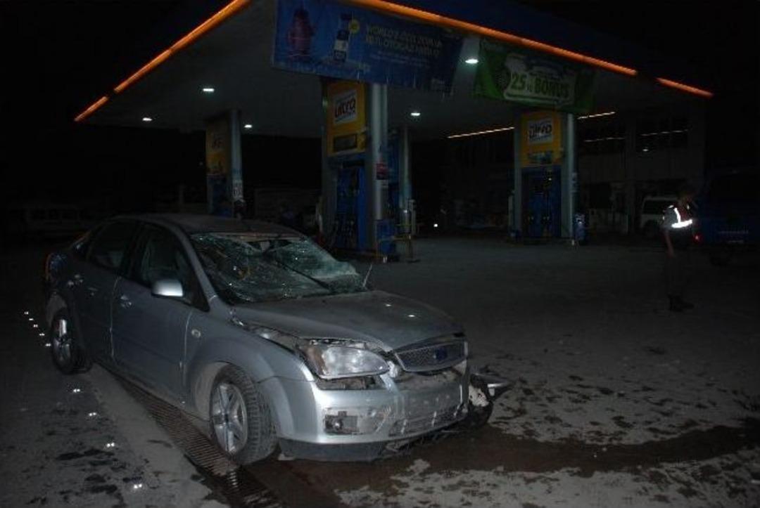 Kaza Yapan Ara&ccedil; Akaryakıt İstasyonuna Daldı