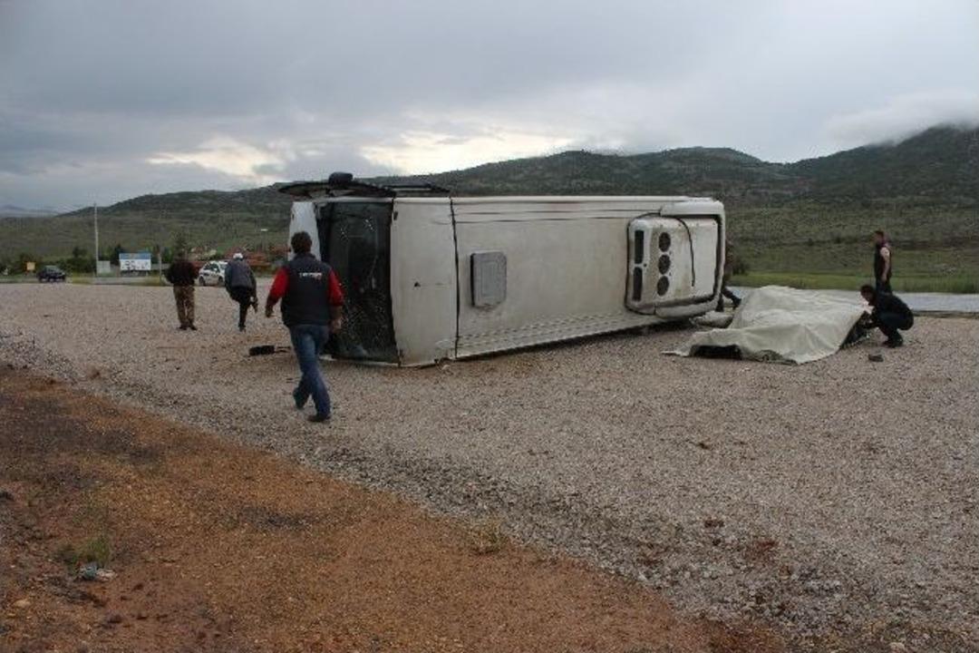 Beyşehir&rsquo;de Askeri Midib&uuml;s Devrildi:3 Yaralı