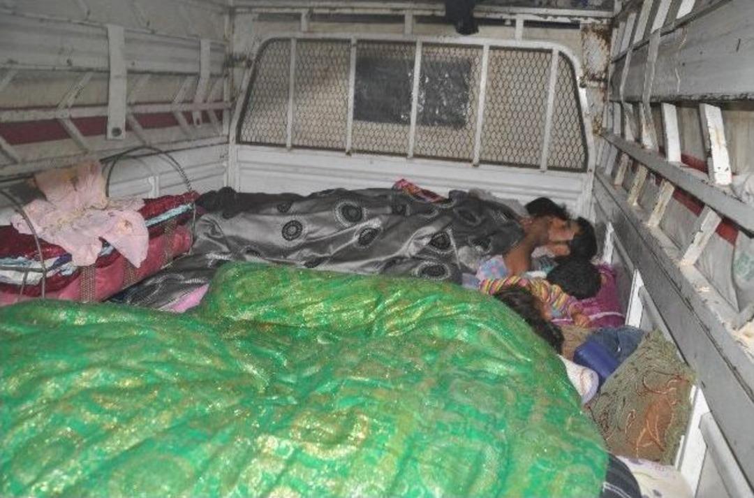 Sel Mağduru İş&ccedil;iler Kamyonet Kasalarında Yattı