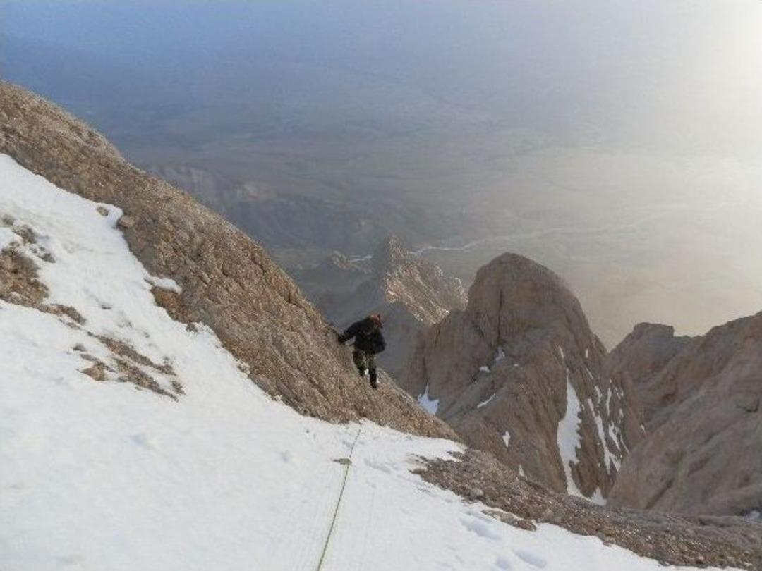 (&ouml;zel Haber) Buzla Kaplı Demirkazık Zirvesine Soluk Kesen Zorlu Tırmanış