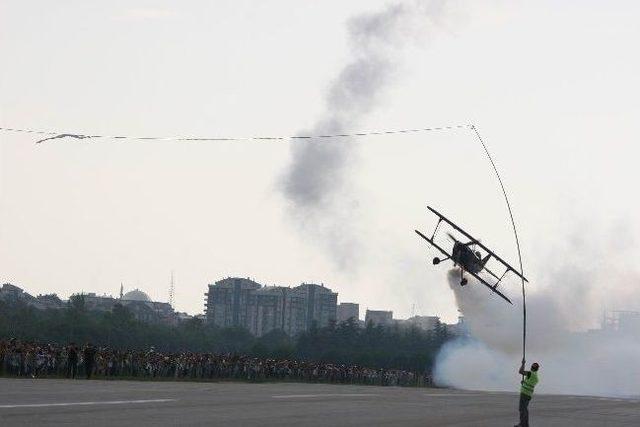 Pistin Ortasına Kurulan İpi Uçağıyla Böyle Kesti