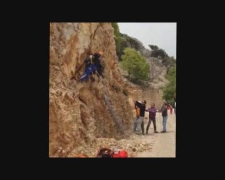 Paraşütçü Ve Yolcusu Kayalıklarda Asılı Kaldı G2