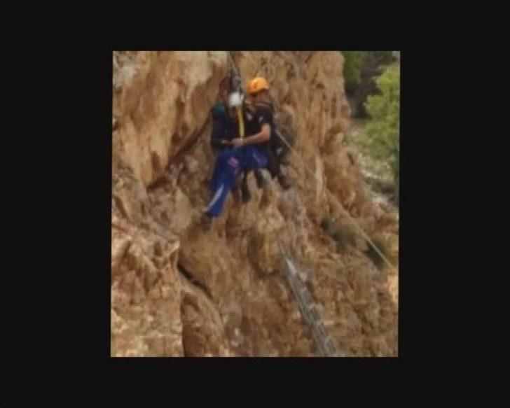 Paraşütçü Ve Yolcusu Kayalıklarda Asılı Kaldı G4