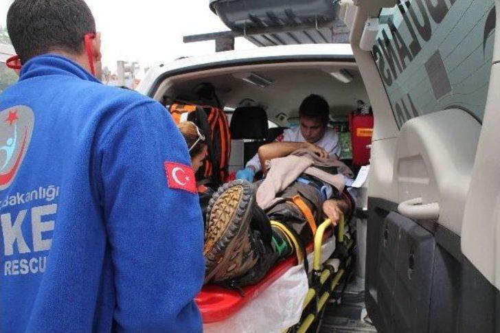 Paraşütçü Ve Yolcusu Kayalıklarda Asılı Kaldı G5