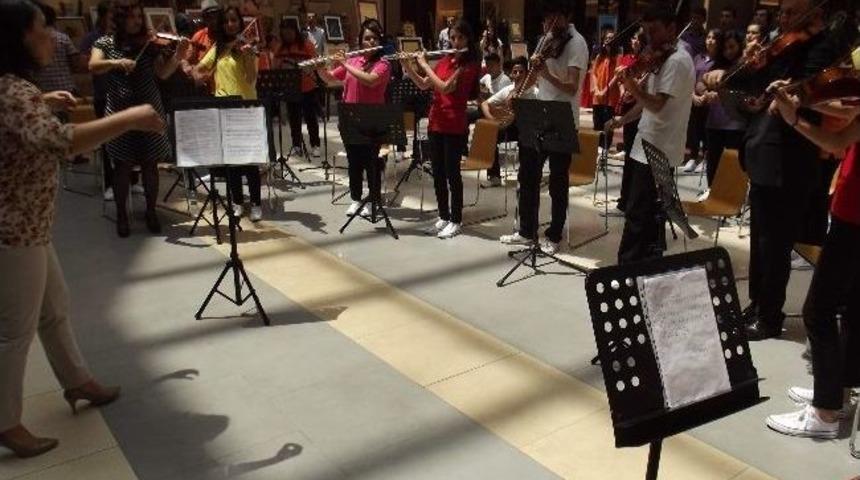 &Ouml;ğrencilerin Konseri İlgi G&ouml;rd&uuml;