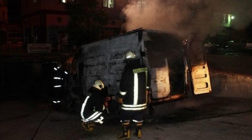 Plakasız Tescilsiz Motosiklet Taşıyan &Ccedil;ekici Minib&uuml;s Yandı