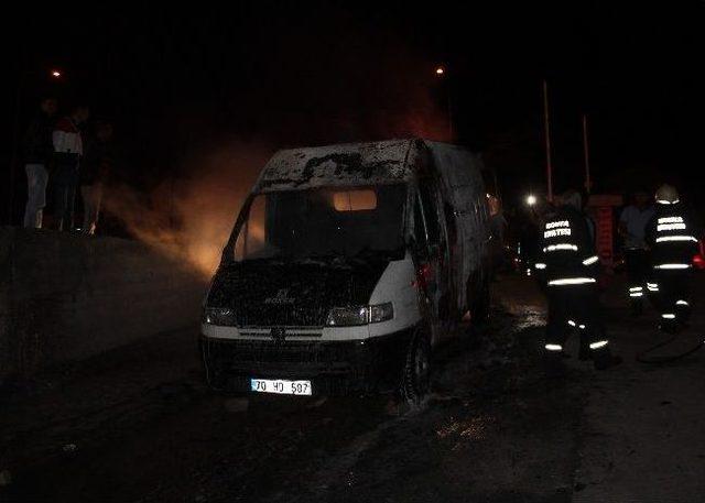 Plakasız Tescilsiz Motosiklet Taşıyan Çekici Minibüs Yandı