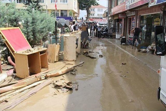 Vali Su Aşırı Yağışlardan Etkilenen İlçelerde İncelemelerde Bulundu