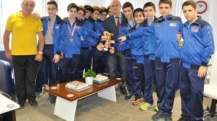 İzmir &Uuml;niversitesi Sporcuları Başarılara Doymuyor