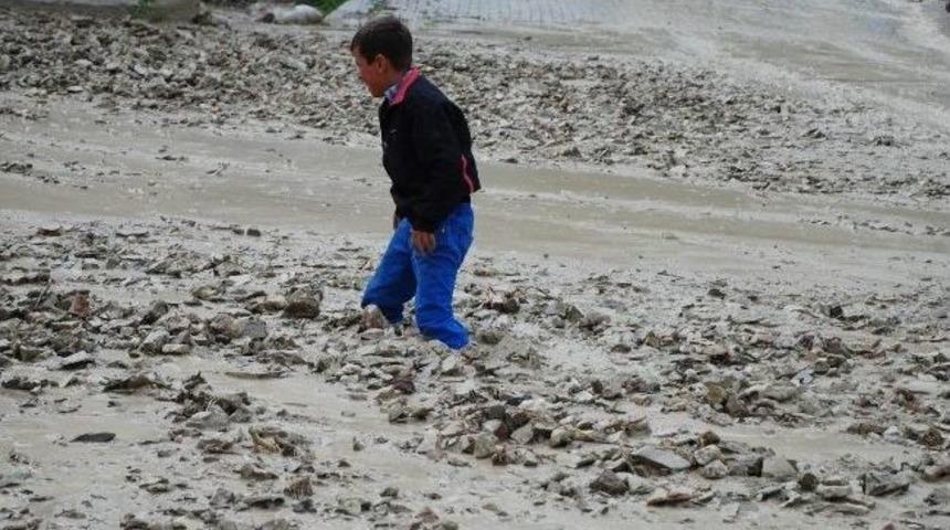 G&uuml;r&uuml;n&rsquo;de Aşırı Yağışlar Sele Neden Oldu