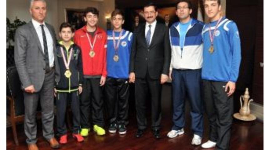 Gen&ccedil; Şampiyonlardan Başkan Ak&rsquo;a Ziyaret