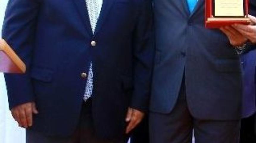 Onur &Ouml;d&uuml;l&uuml; Simi Belediye Başkanına