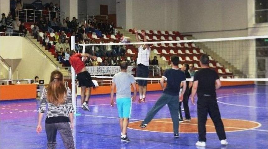 Bulanık&rsquo;ta &Ouml;ğretmenler Arası Voleybol Turnuvası Sona Erdi