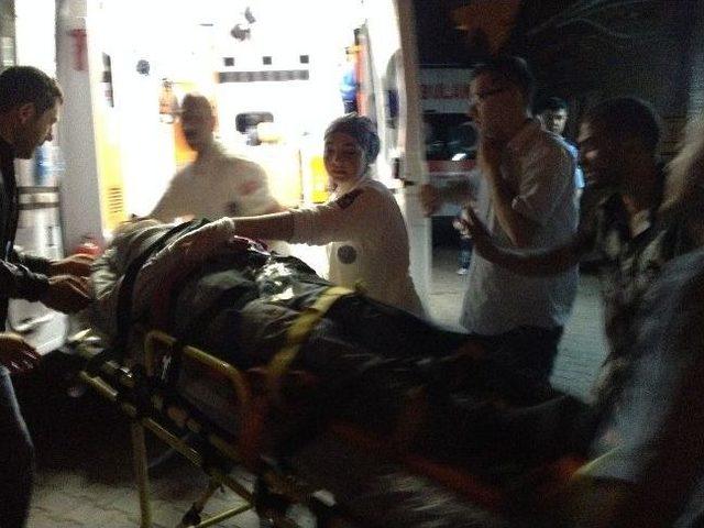 Otomobil Minib&uuml;sle &Ccedil;arpıştı: 2 Yaralı 1