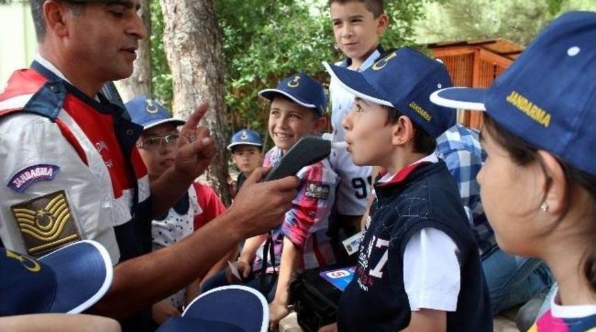 İlkokul &Ouml;ğrencileri Alkolmetreye &Uuml;fledi