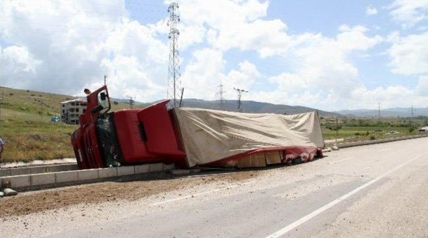 Suşehri&rsquo;nde Lastiği Patlayan Tır Devrildi