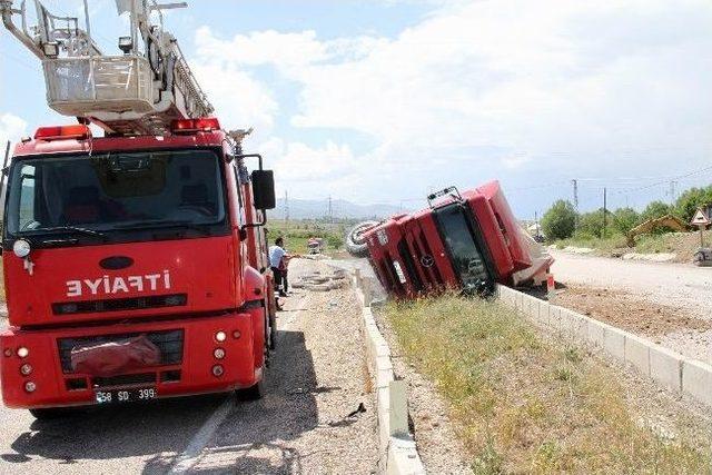 Suşehri’nde Lastiği Patlayan Tır Devrildi