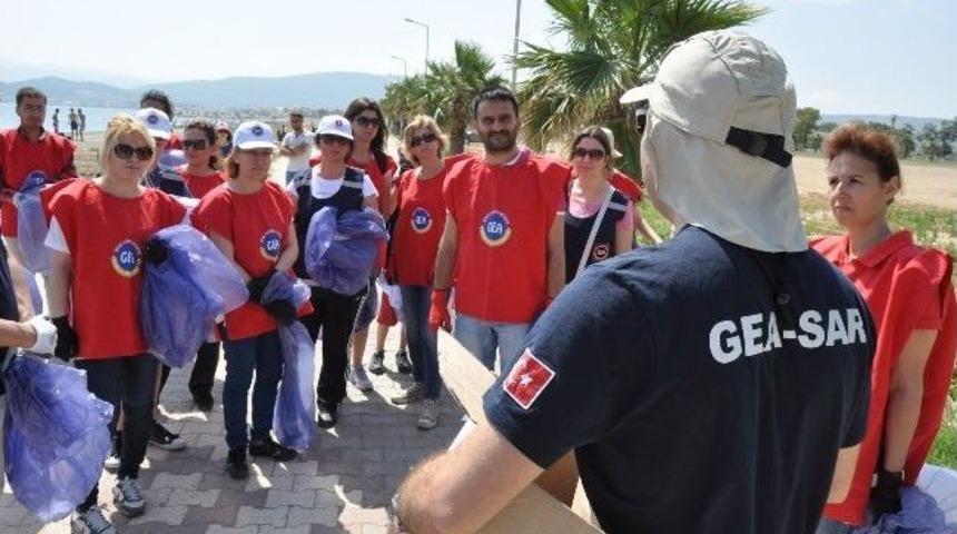 Urla Kum Denizi Plajları Temizlendi