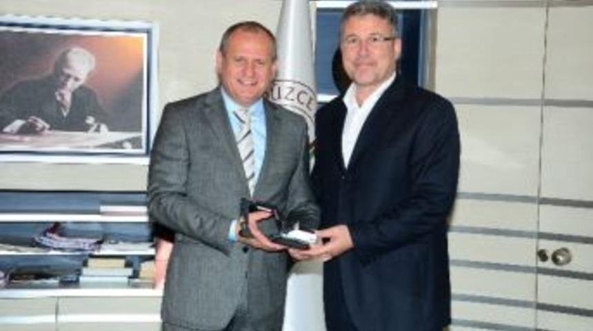 Başkan&rsquo;a Oyuncak Dozer Hediye Etti