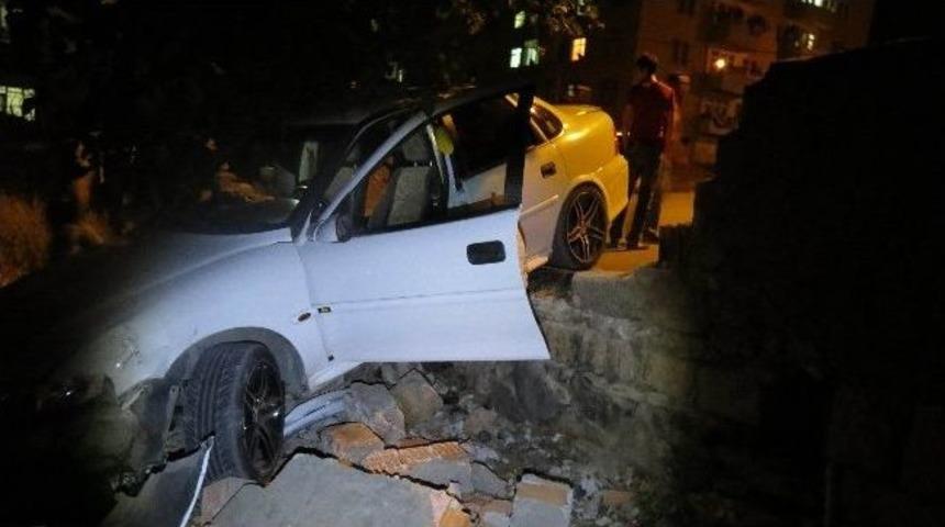 Polisten Ka&ccedil;an Otomobil Bah&ccedil;eye Daldı