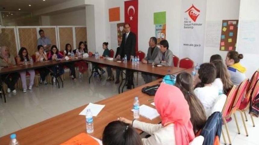 Gen&ccedil; Hikayeciler Sertifika Aldı