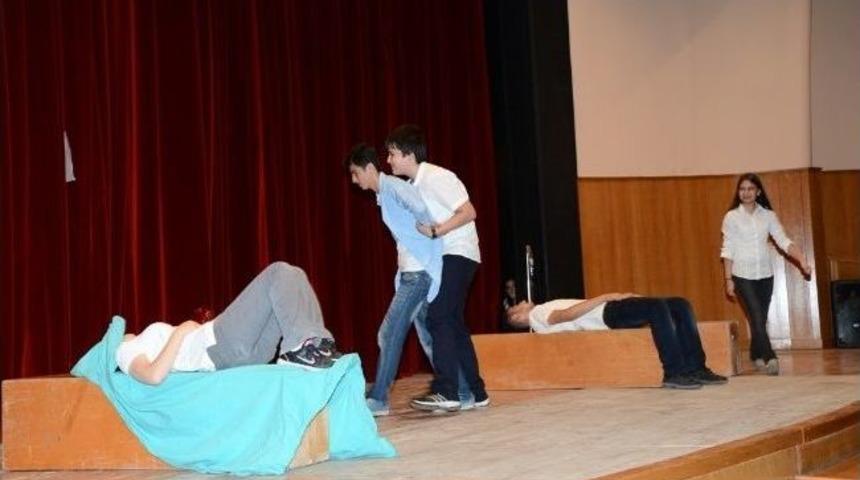 Liseli Tiyatrocular H&uuml;nerlerini Sergiledi