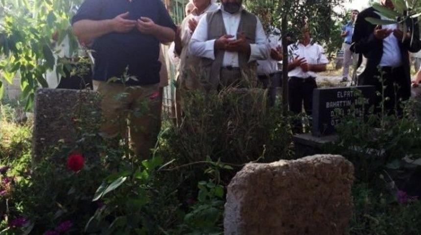 Budak, Anne Ve Babasının Mezarını Ziyaret Etti