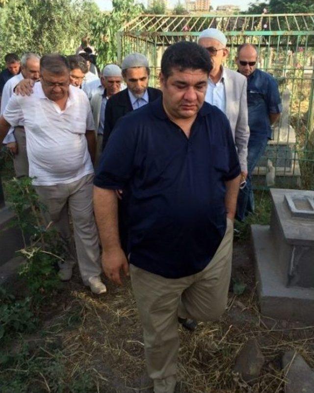 Budak, Anne Ve Babasının Mezarını Ziyaret Etti 1