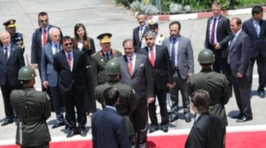 Pakistan Cumhurbaşkanı Memnun H&uuml;seyin Nijerya&rsquo;ya Gitti