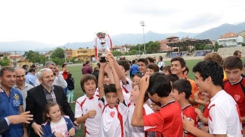 Denizli B&uuml;y&uuml;kşehir Belediyesi U13 Takımı Kupasını Aldı