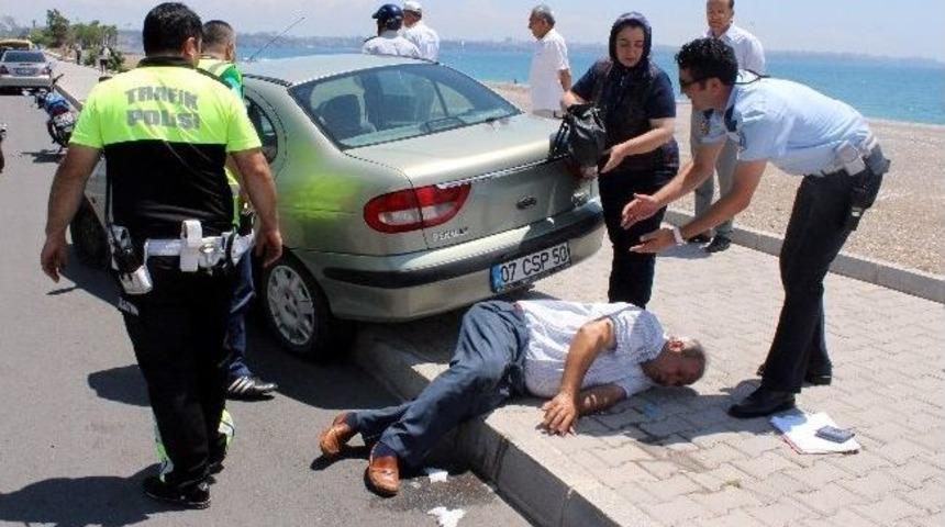 Kaldırıma &Ccedil;ıkan Ara&ccedil; Yayaya &Ccedil;arptı