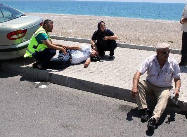 Kaldırıma &Ccedil;ıkan Ara&ccedil; Yayaya &Ccedil;arptı 1